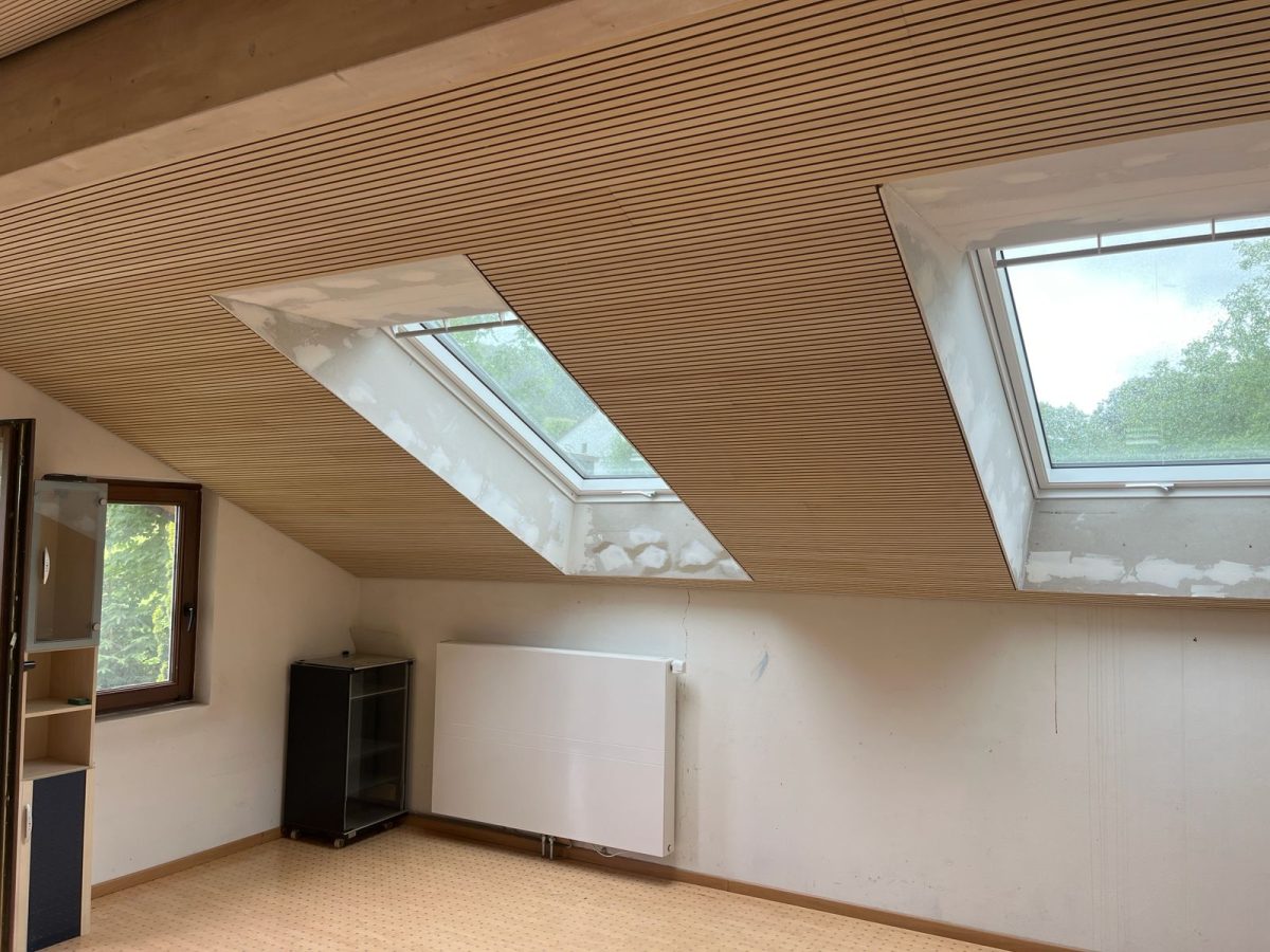 Création d&rsquo;un plafond bois contemporain avec intégration des Velux