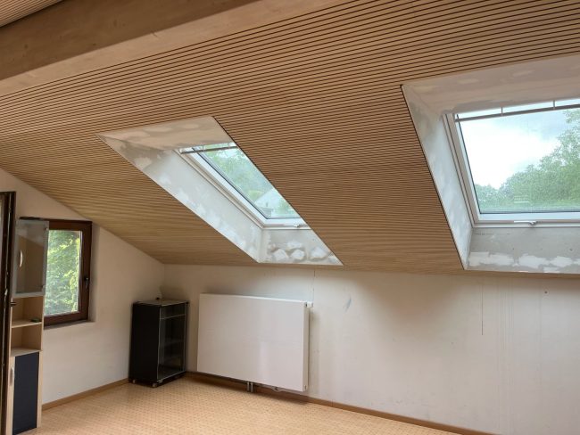 Création d&rsquo;un plafond bois contemporain avec intégration des Velux