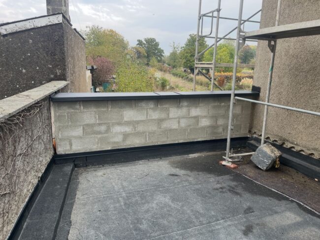 Petit chantier – Toiture plate – Bitume + Acrotère en Aluminium PREFA.